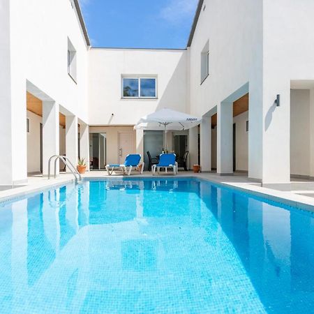 אמפוריבראבה Goldhome - New House With Private Heated Pool, Parking, Wifi, Games Room מראה חיצוני תמונה