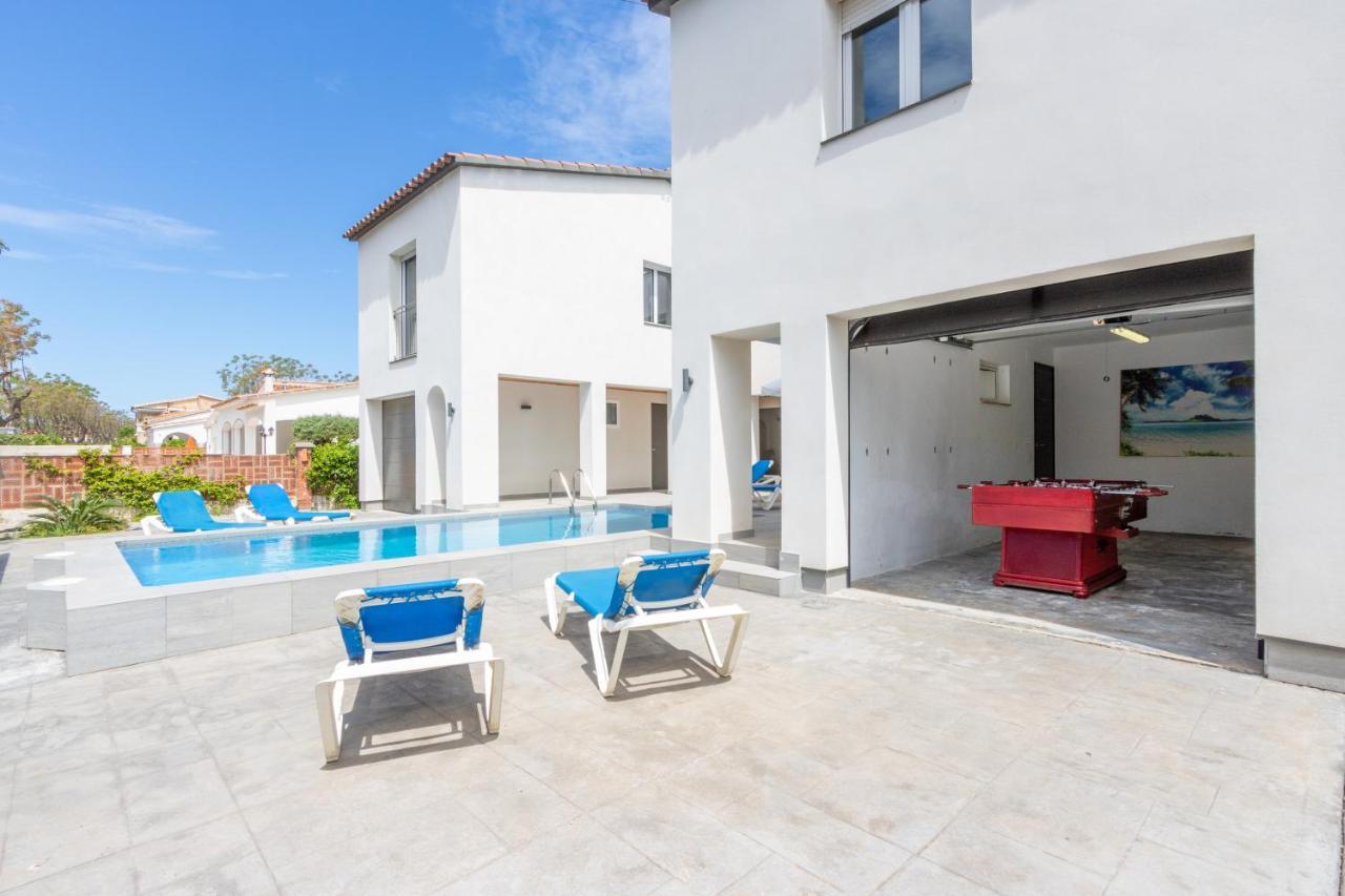 אמפוריבראבה Goldhome - New House With Private Heated Pool, Parking, Wifi, Games Room מראה חיצוני תמונה