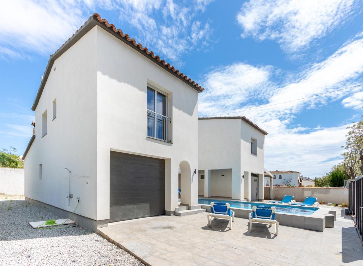 אמפוריבראבה Goldhome - New House With Private Heated Pool, Parking, Wifi, Games Room מראה חיצוני תמונה