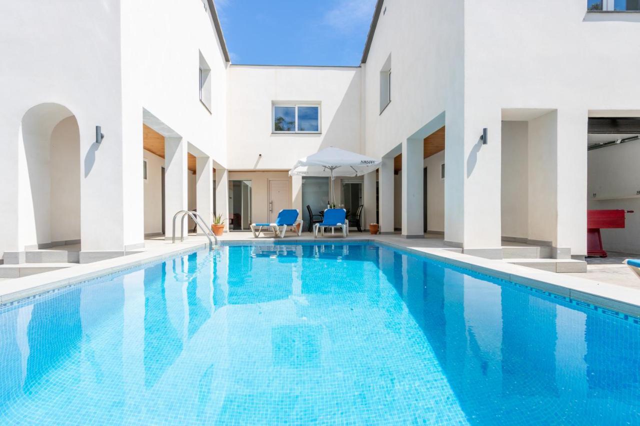 אמפוריבראבה Goldhome - New House With Private Heated Pool, Parking, Wifi, Games Room מראה חיצוני תמונה