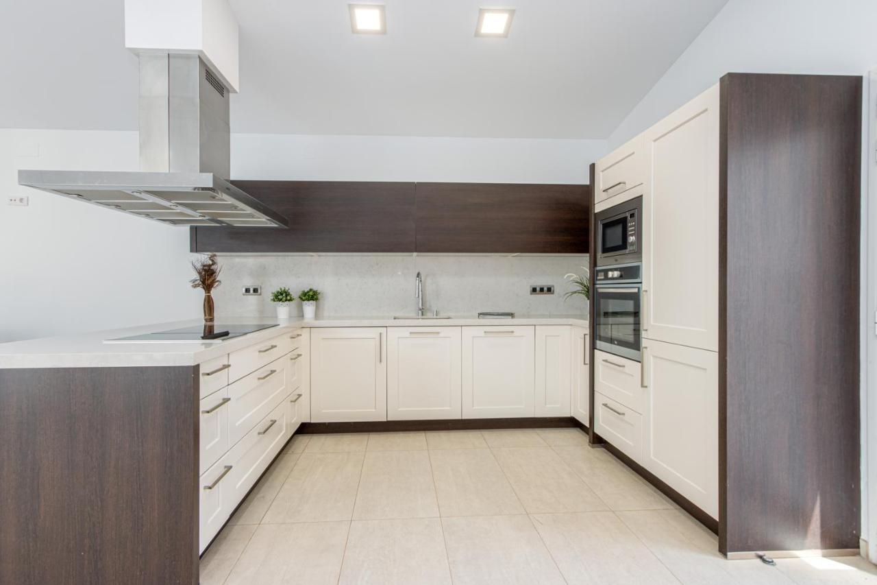 אמפוריבראבה Goldhome - New House With Private Heated Pool, Parking, Wifi, Games Room מראה חיצוני תמונה
