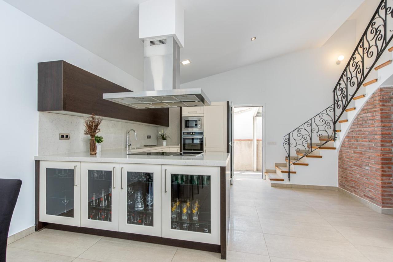 אמפוריבראבה Goldhome - New House With Private Heated Pool, Parking, Wifi, Games Room מראה חיצוני תמונה