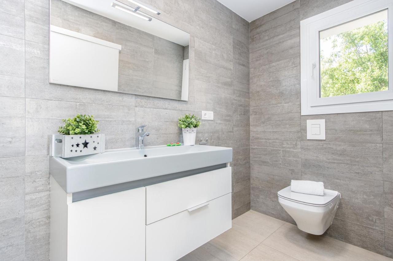 אמפוריבראבה Goldhome - New House With Private Heated Pool, Parking, Wifi, Games Room מראה חיצוני תמונה