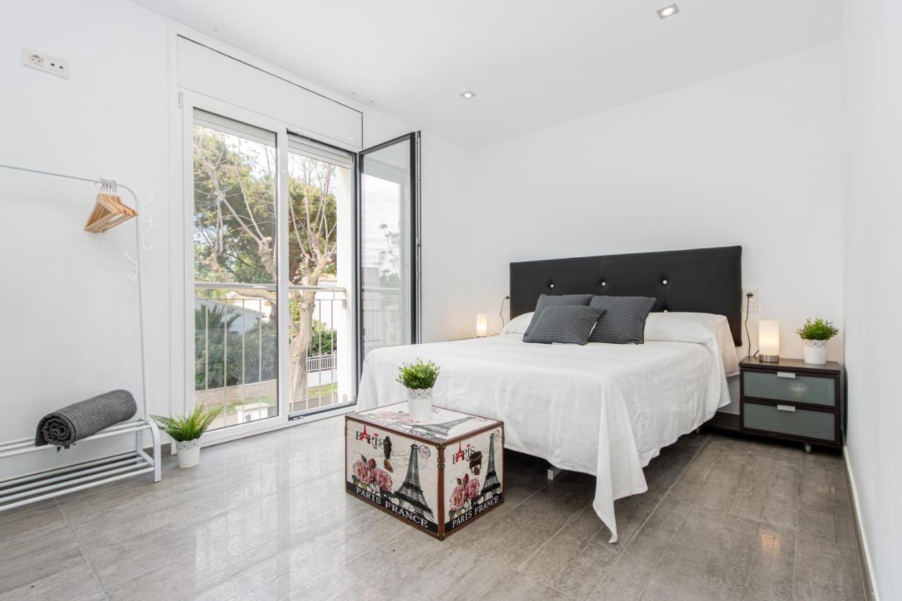אמפוריבראבה Goldhome - New House With Private Heated Pool, Parking, Wifi, Games Room מראה חיצוני תמונה
