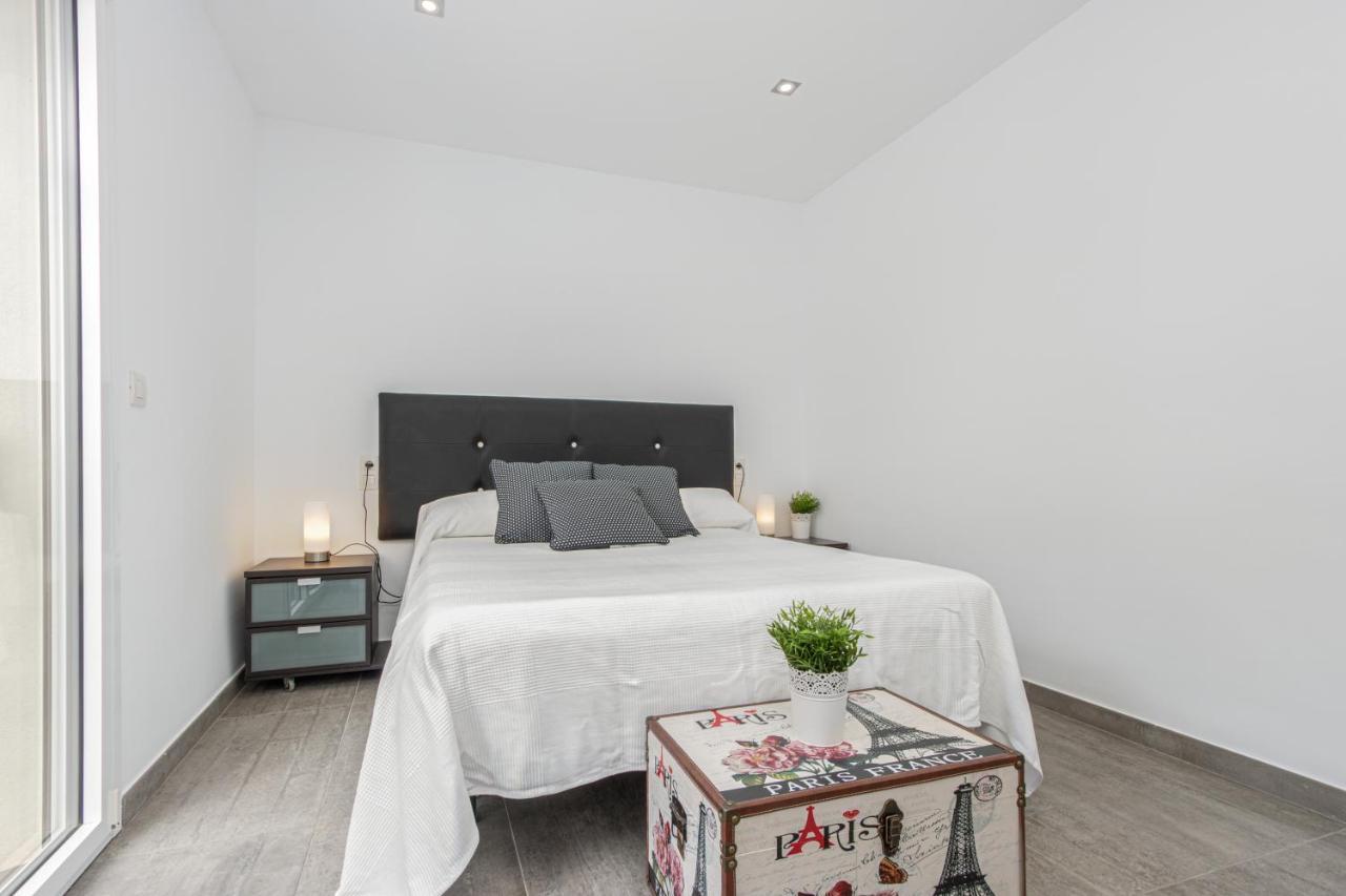 אמפוריבראבה Goldhome - New House With Private Heated Pool, Parking, Wifi, Games Room מראה חיצוני תמונה