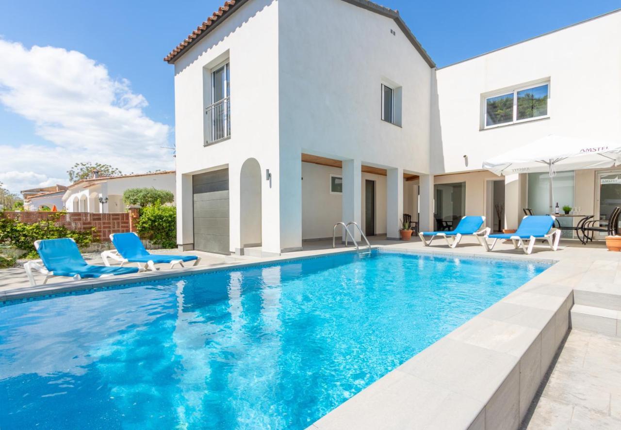 אמפוריבראבה Goldhome - New House With Private Heated Pool, Parking, Wifi, Games Room מראה חיצוני תמונה