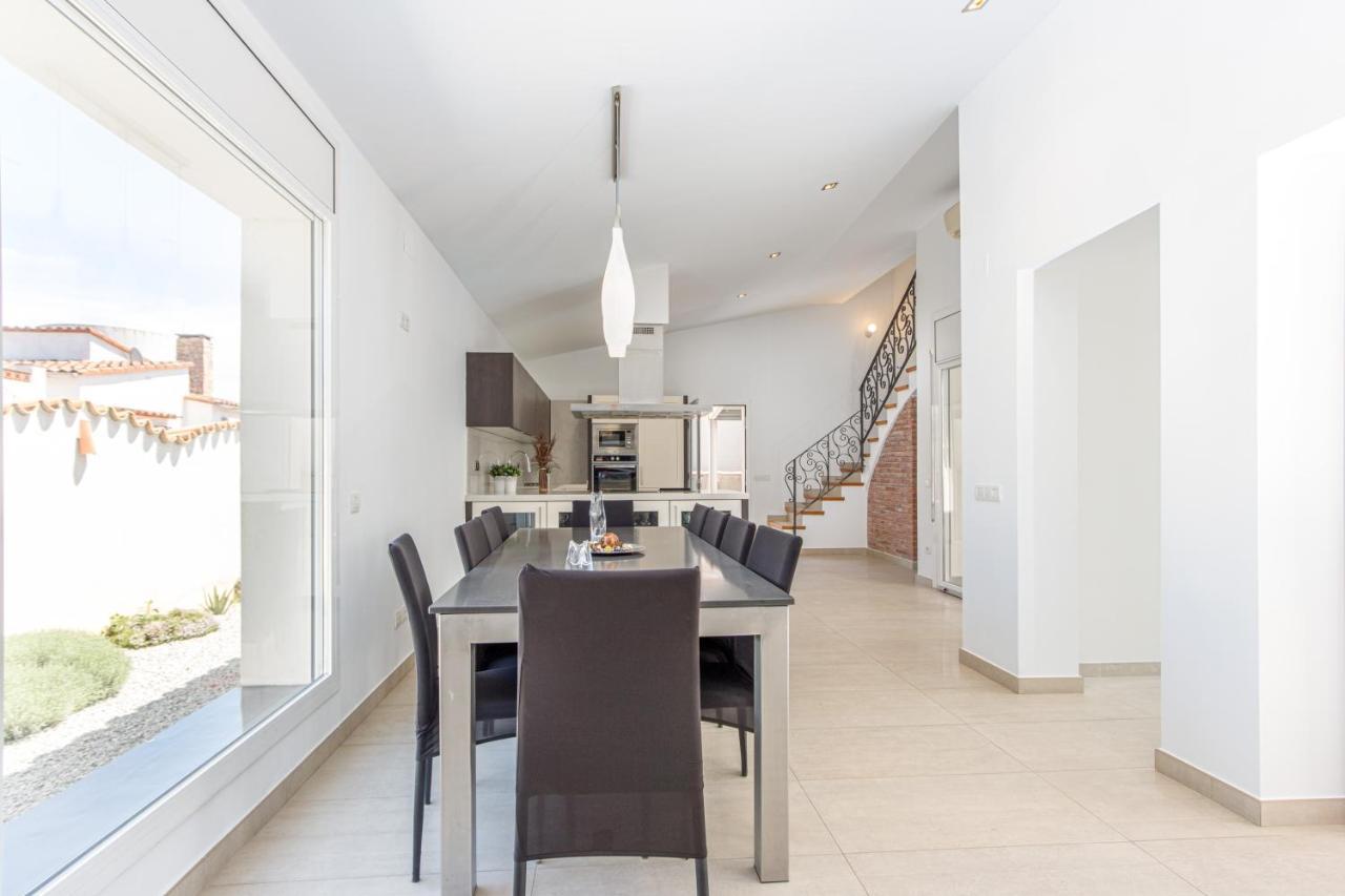 אמפוריבראבה Goldhome - New House With Private Heated Pool, Parking, Wifi, Games Room מראה חיצוני תמונה