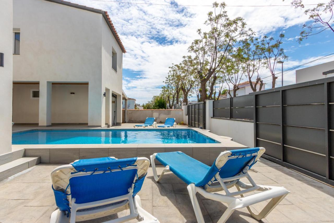 אמפוריבראבה Goldhome - New House With Private Heated Pool, Parking, Wifi, Games Room מראה חיצוני תמונה