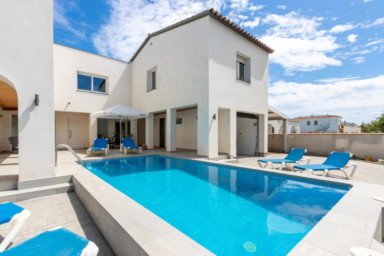 אמפוריבראבה Goldhome - New House With Private Heated Pool, Parking, Wifi, Games Room מראה חיצוני תמונה