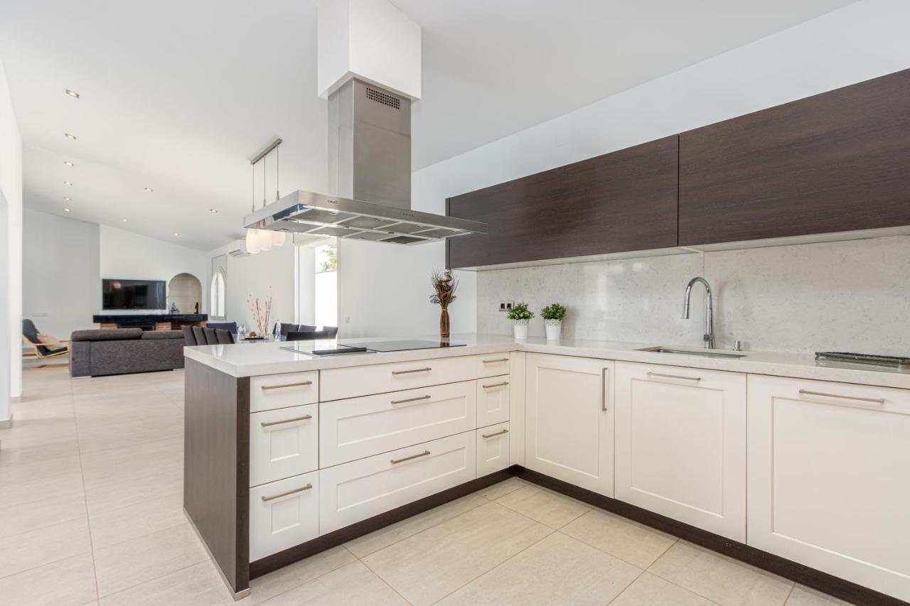 אמפוריבראבה Goldhome - New House With Private Heated Pool, Parking, Wifi, Games Room מראה חיצוני תמונה