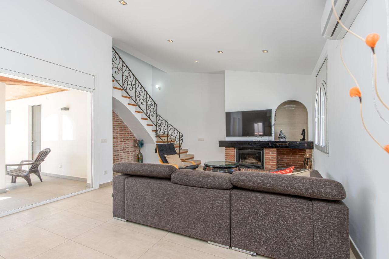 אמפוריבראבה Goldhome - New House With Private Heated Pool, Parking, Wifi, Games Room מראה חיצוני תמונה