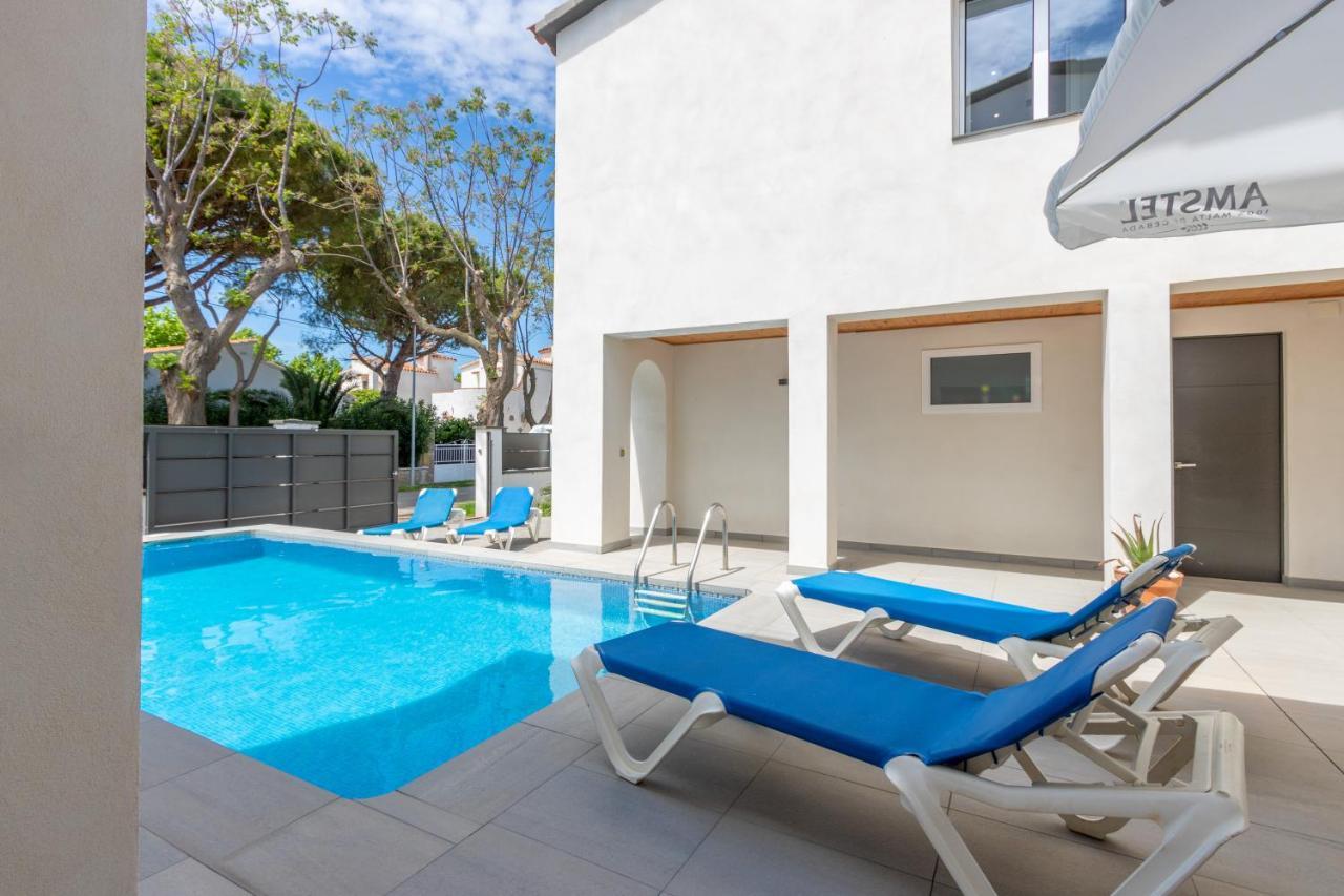 אמפוריבראבה Goldhome - New House With Private Heated Pool, Parking, Wifi, Games Room מראה חיצוני תמונה