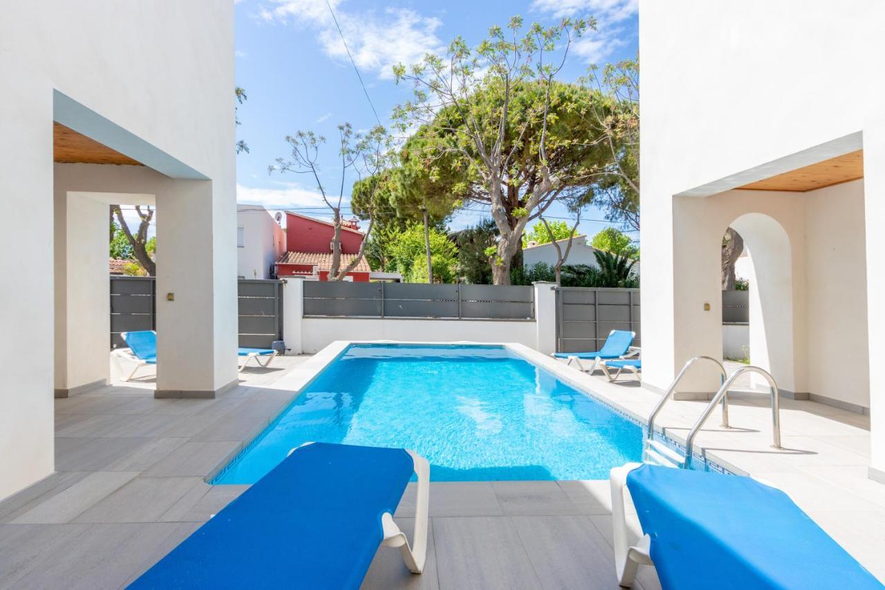 אמפוריבראבה Goldhome - New House With Private Heated Pool, Parking, Wifi, Games Room מראה חיצוני תמונה