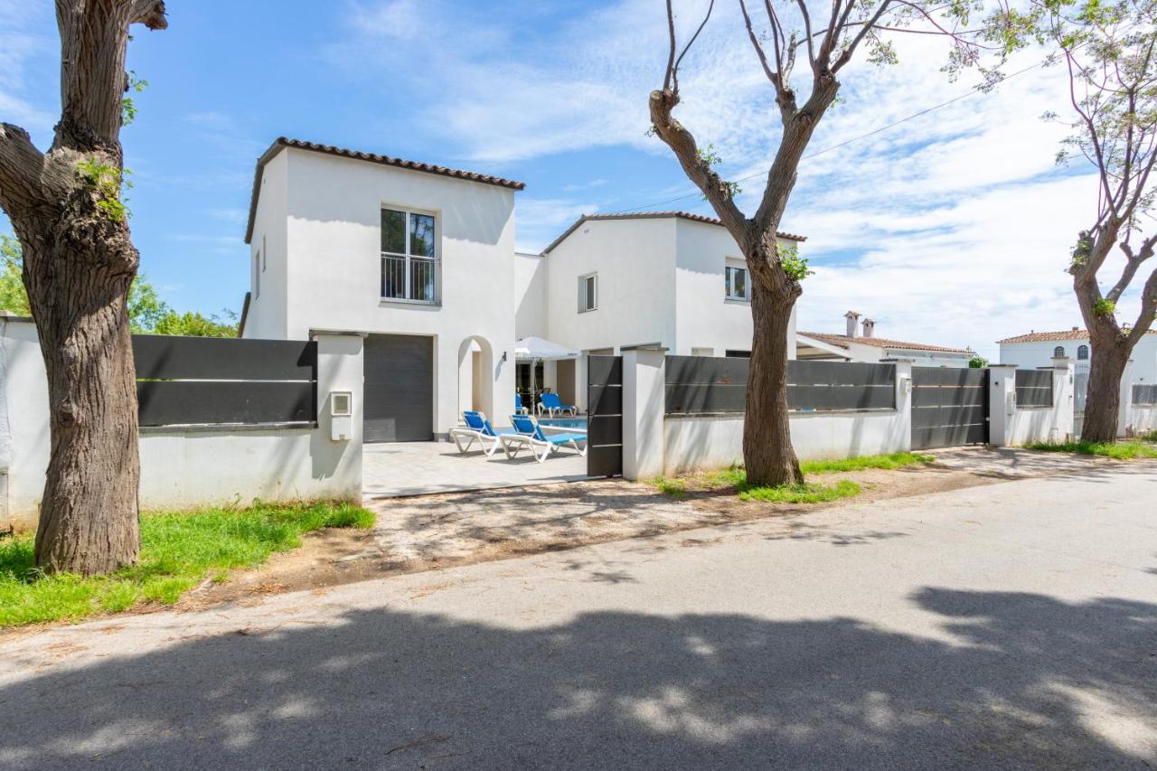 אמפוריבראבה Goldhome - New House With Private Heated Pool, Parking, Wifi, Games Room מראה חיצוני תמונה