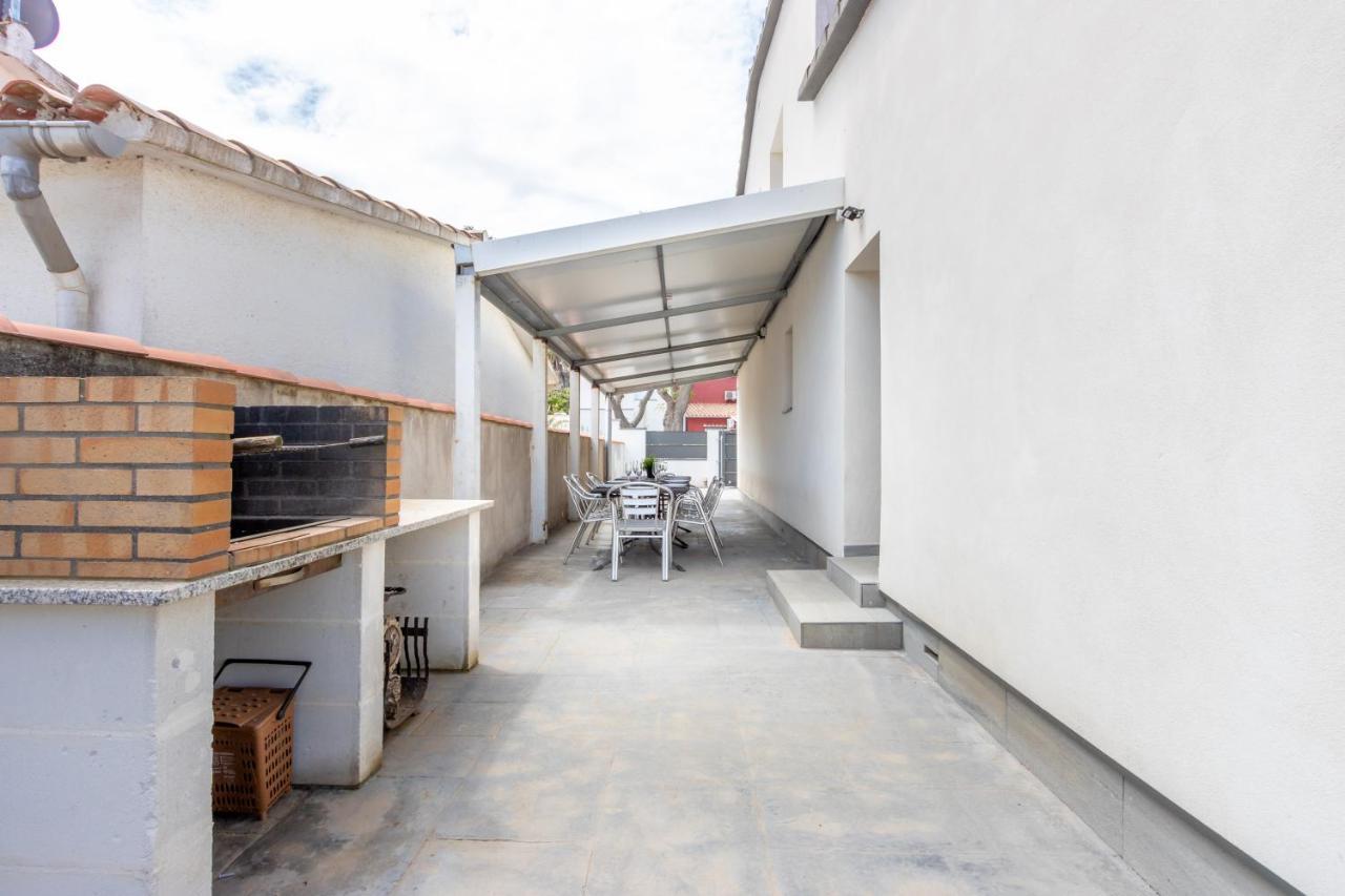 אמפוריבראבה Goldhome - New House With Private Heated Pool, Parking, Wifi, Games Room מראה חיצוני תמונה