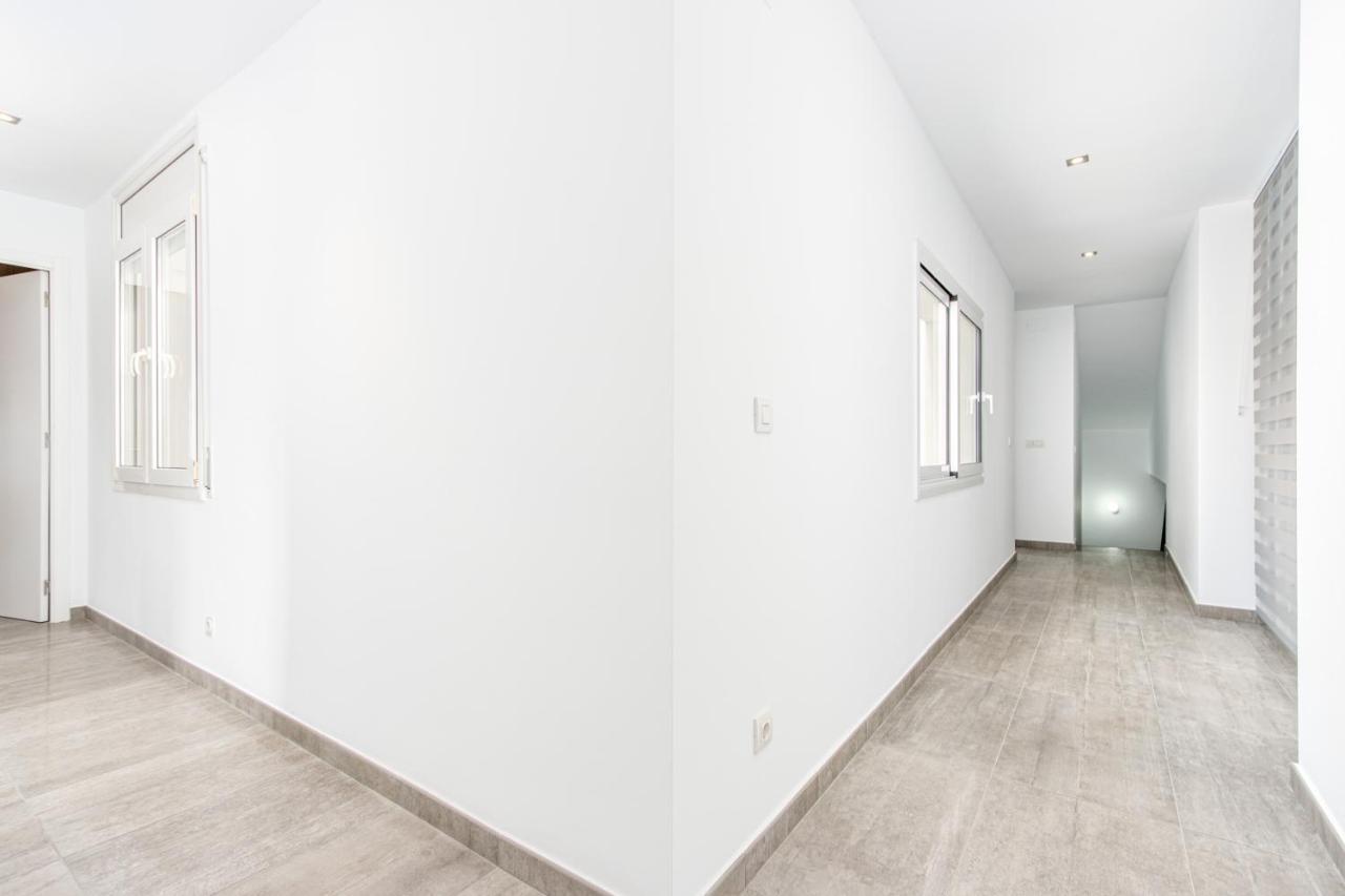 אמפוריבראבה Goldhome - New House With Private Heated Pool, Parking, Wifi, Games Room מראה חיצוני תמונה